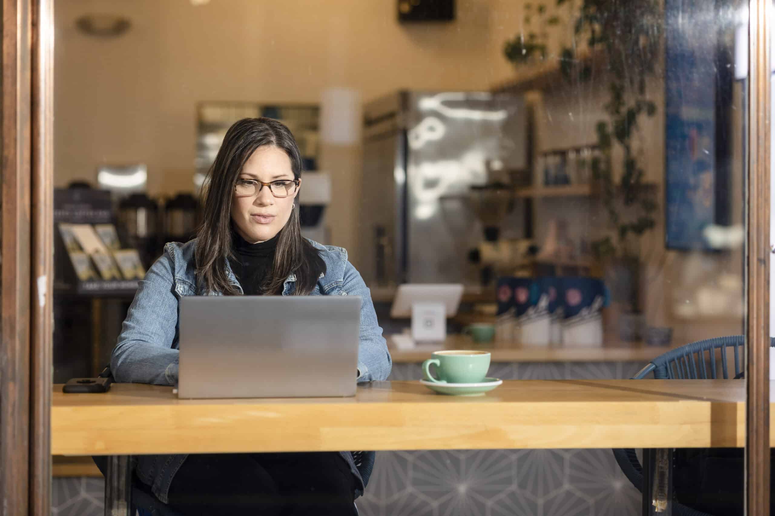 online mssw student emily norris working at mahalo coffee shop