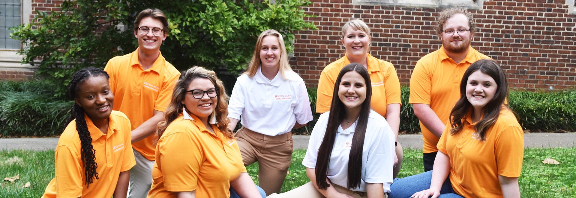 group of social work student ambassadors in front of Henson Hall on UTK campus